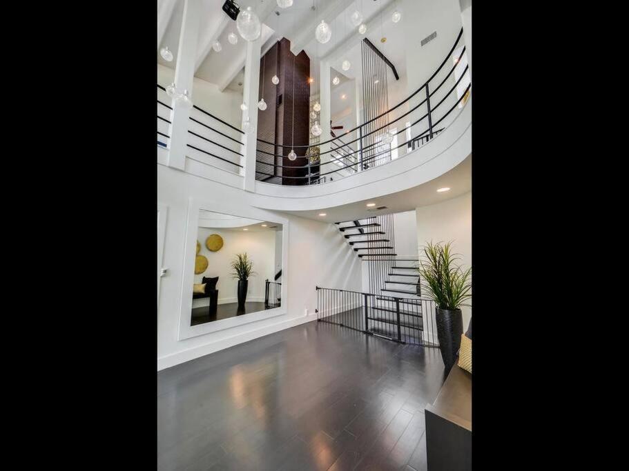 Villa Contemporary Estate Near Downtown
