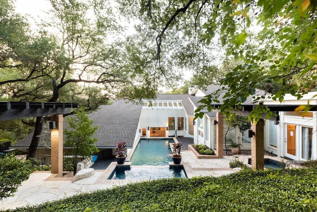Contemporary Estate Near Downtown Villa *