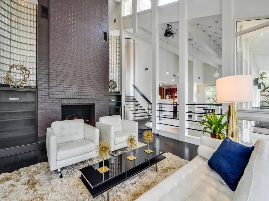 Contemporary Estate Near Downtown *