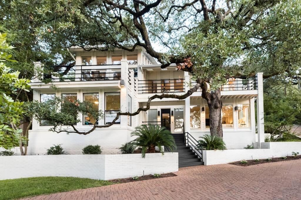 Contemporary Estate Near Downtown Austin
