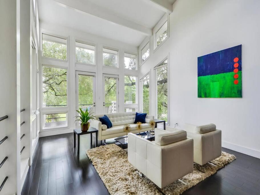 Contemporary Estate Near Downtown Villa *