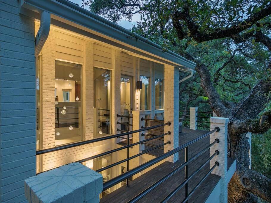 Contemporary Estate Near Downtown *