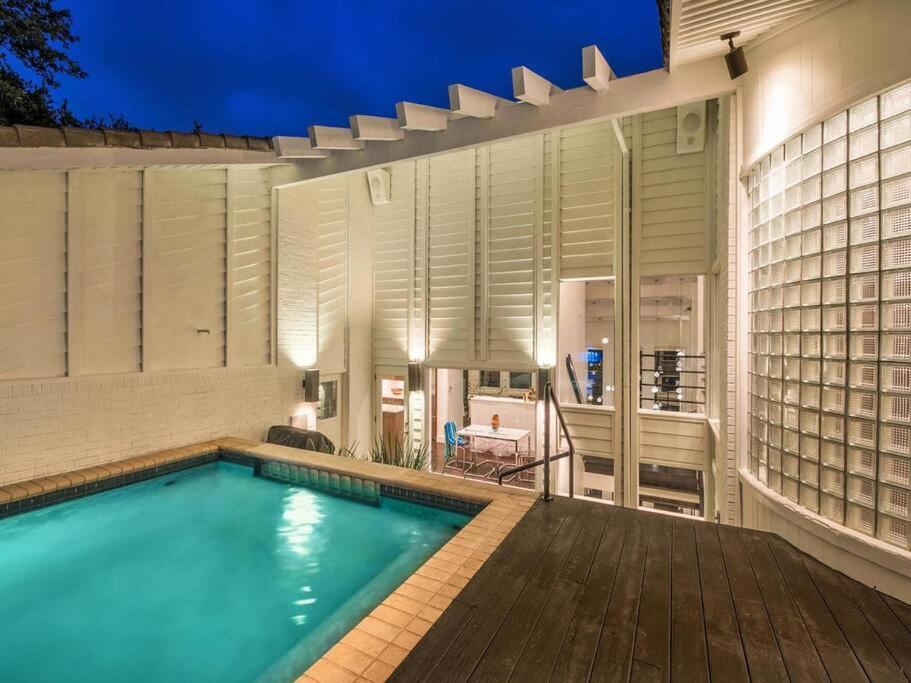 Contemporary Estate Near Downtown Villa *