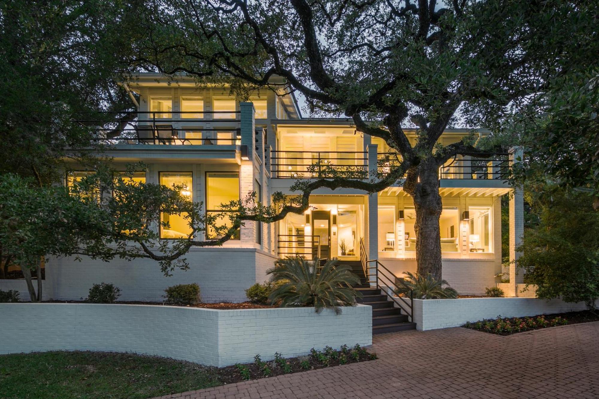 Contemporary Estate Near Downtown Villa