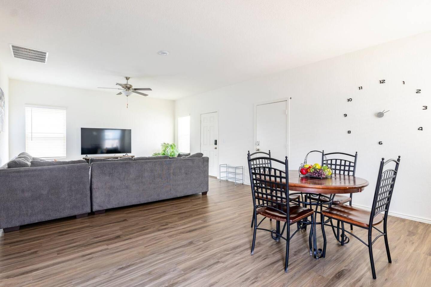 Contemporary Near Downtown & Airport Holiday home *