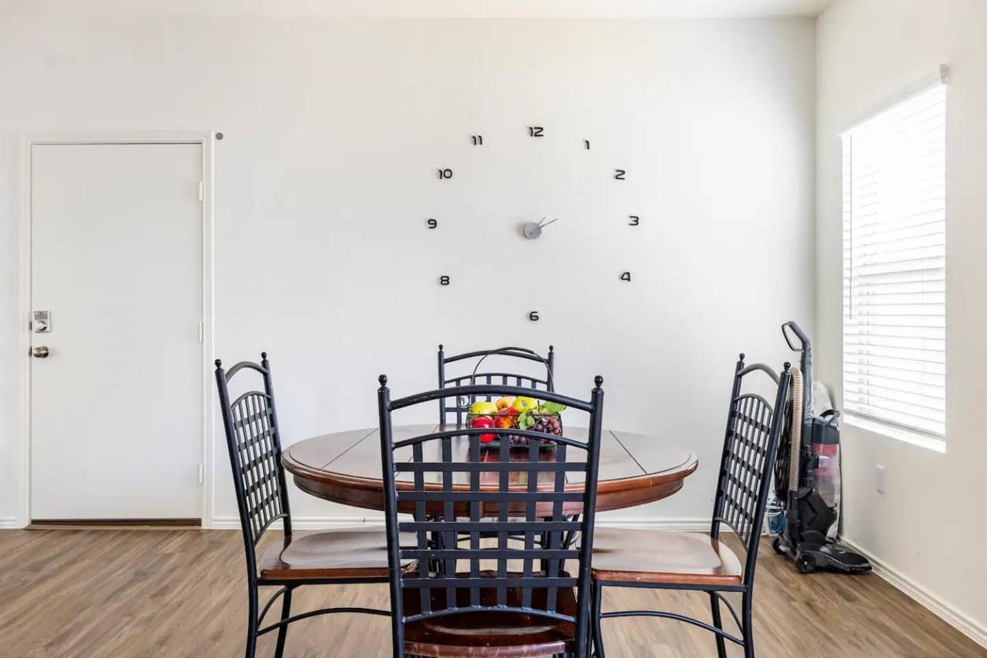 Contemporary Near Downtown & Airport Holiday home *