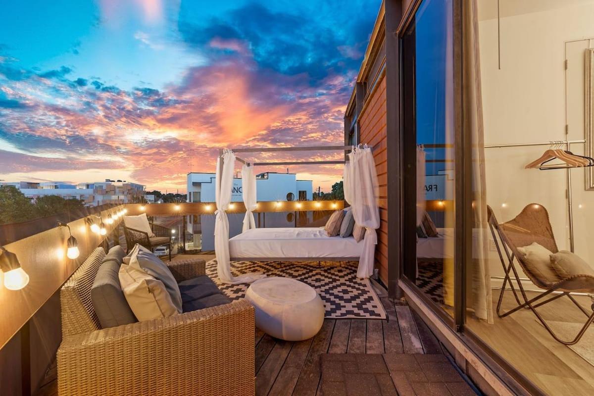 2br Designer On Trendy East 11th St, Downtown *