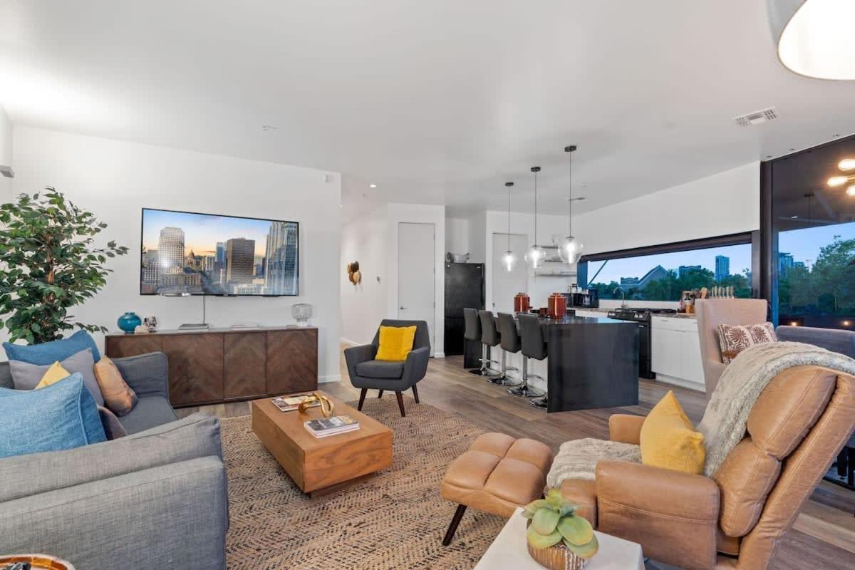 2br Designer On Trendy East 11th St, Downtown