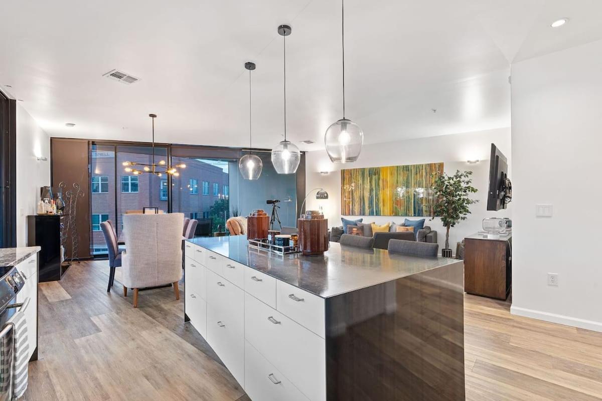 Holiday home 2br Designer On Trendy East 11th St, Downtown *