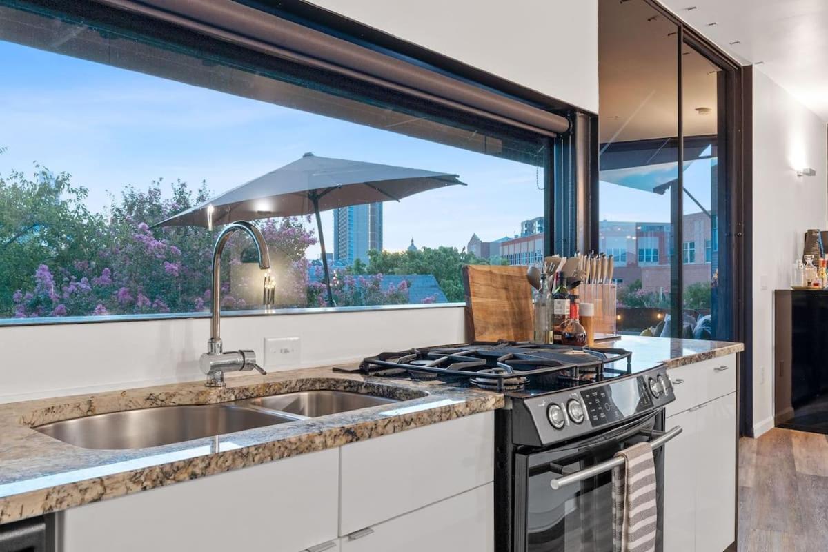 2br Designer On Trendy East 11th St, Downtown Holiday home *