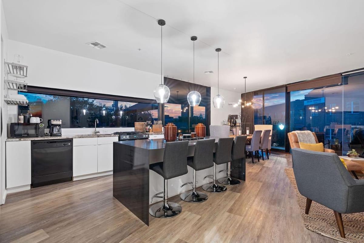 2br Designer On Trendy East 11th St, Downtown