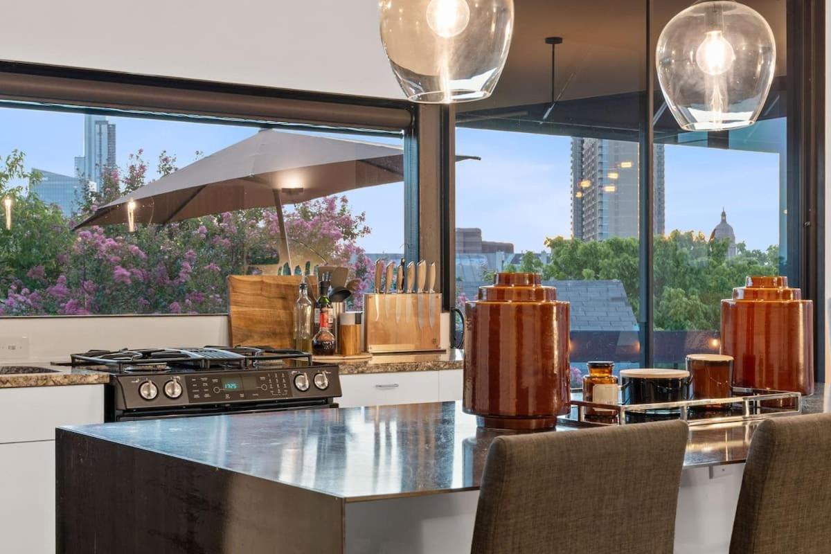 2br Designer On Trendy East 11th St, Downtown Holiday home