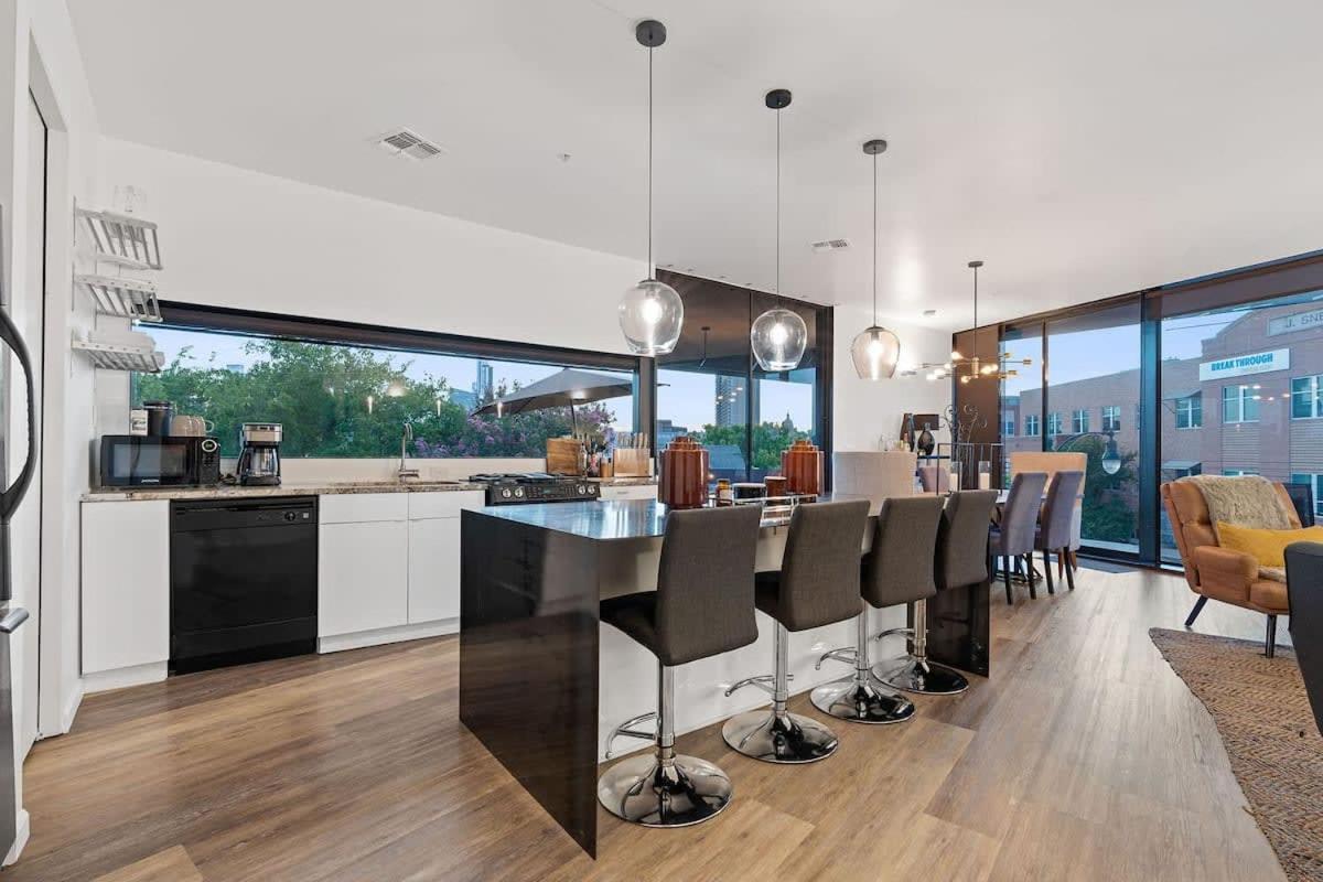Holiday home 2br Designer On Trendy East 11th St, Downtown *