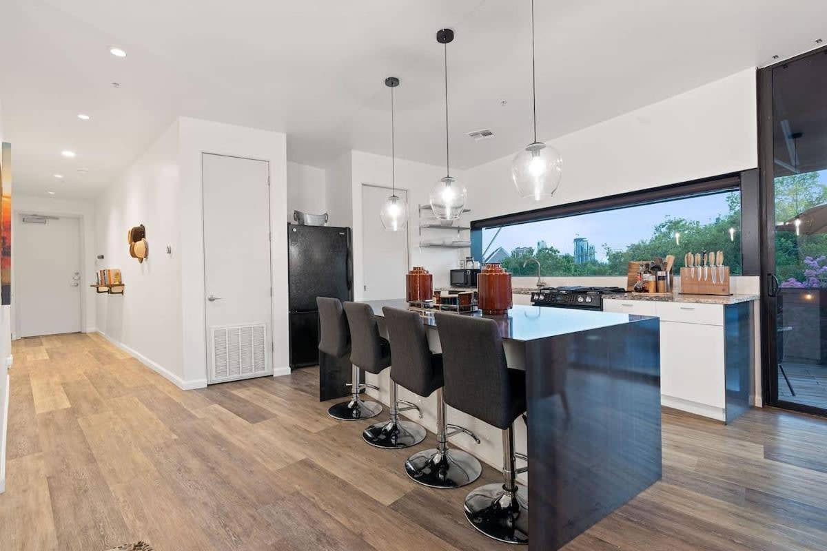 2br Designer On Trendy East 11th St, Downtown Holiday home *