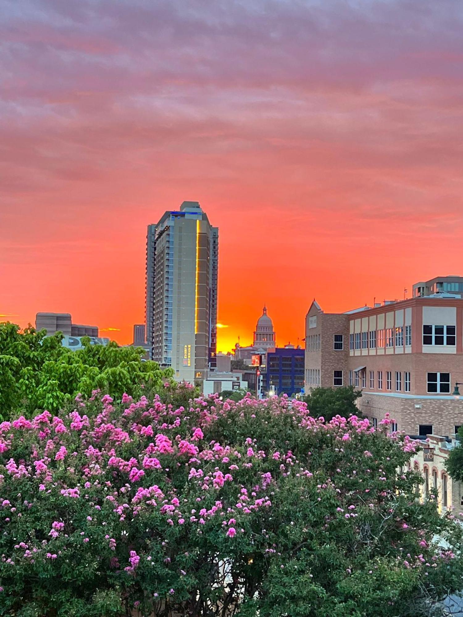 Holiday home 2br Designer On Trendy East 11th St, Downtown Austin
