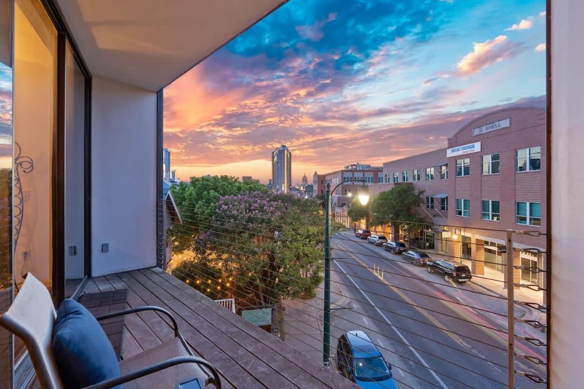 2br Designer On Trendy East 11th St, Downtown *