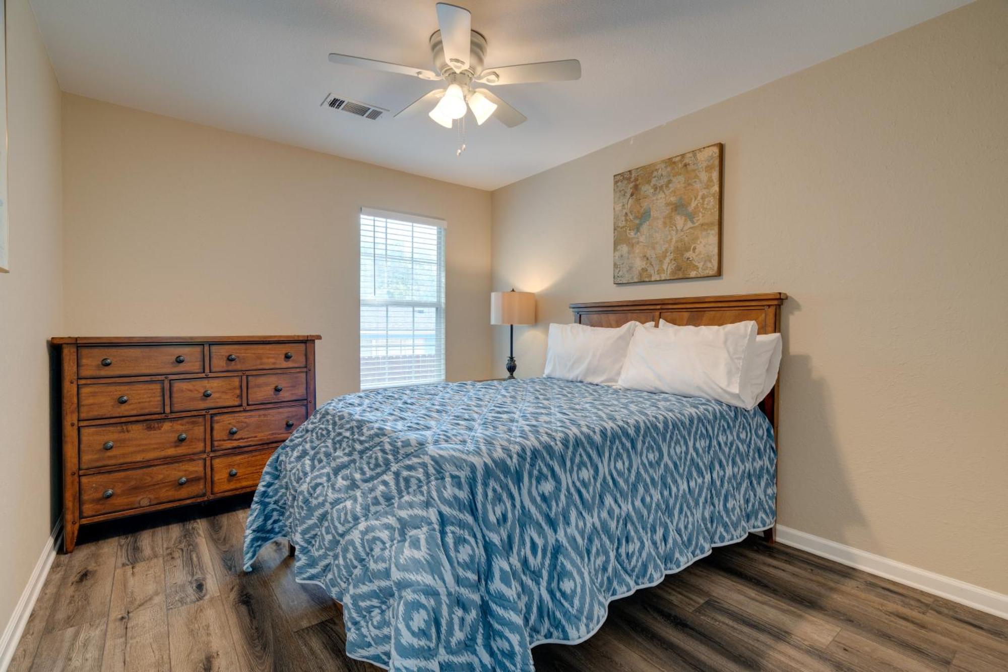 Holiday home Retreat With Patio And Grill, 6 Mi To Downtown! *