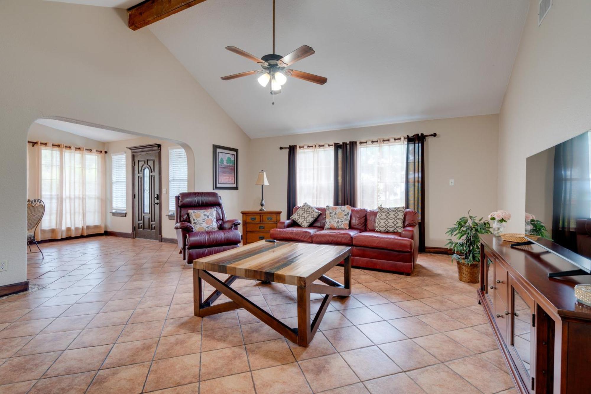 Holiday home With 2 Patios And Grill 6 Mi To Downtown