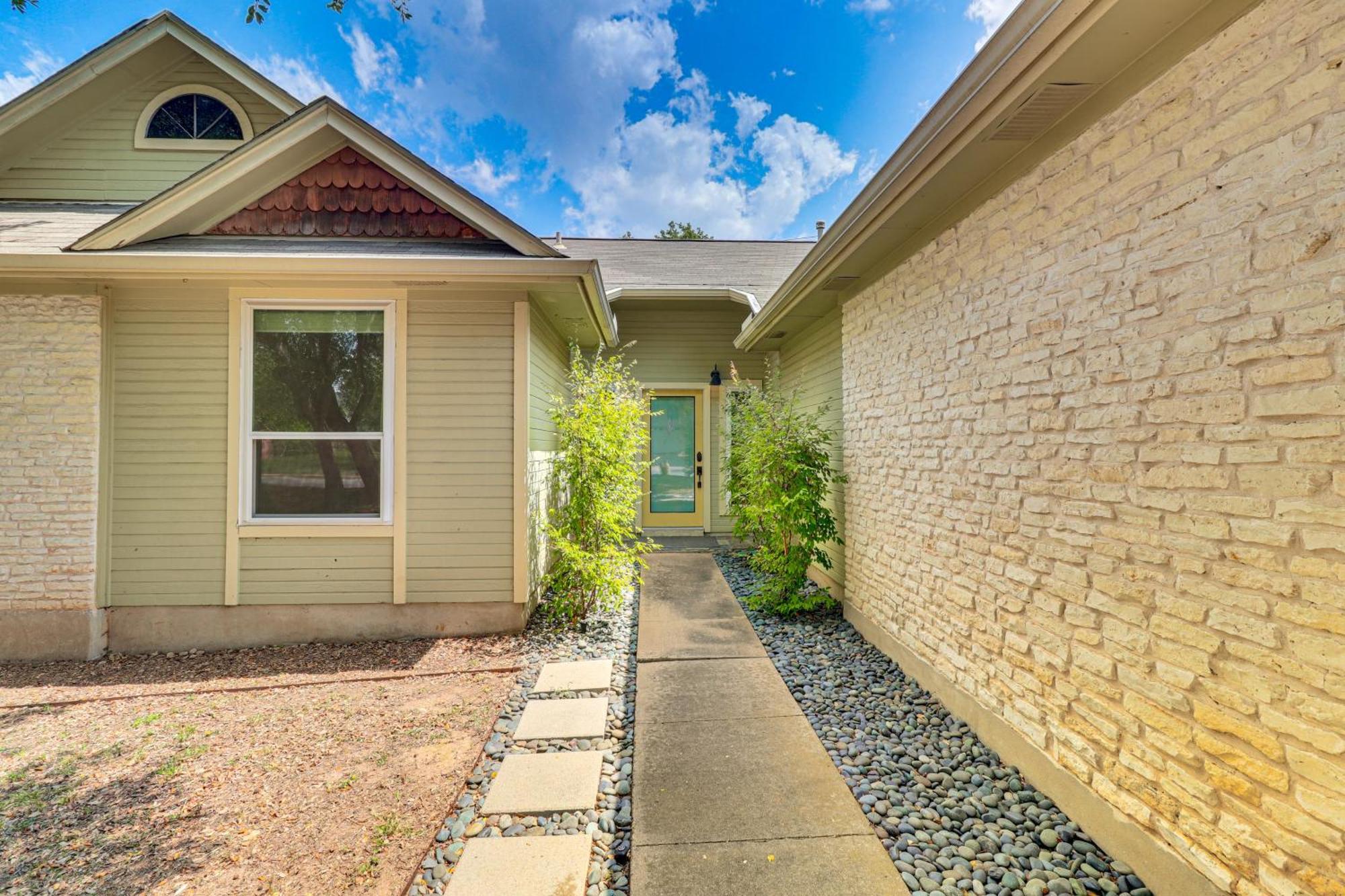 Lovely With Deck And Greenbelt Access!