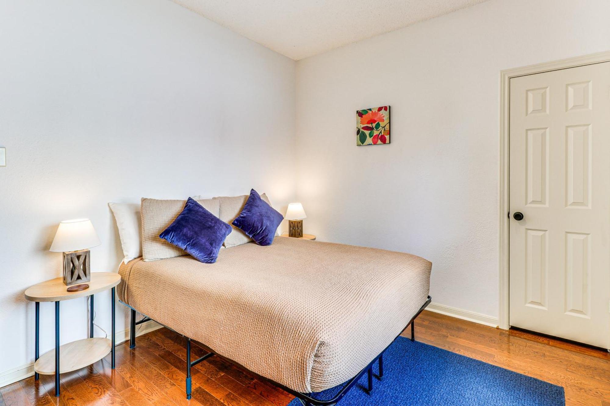 Lovely With Deck And Greenbelt Access! Austin
