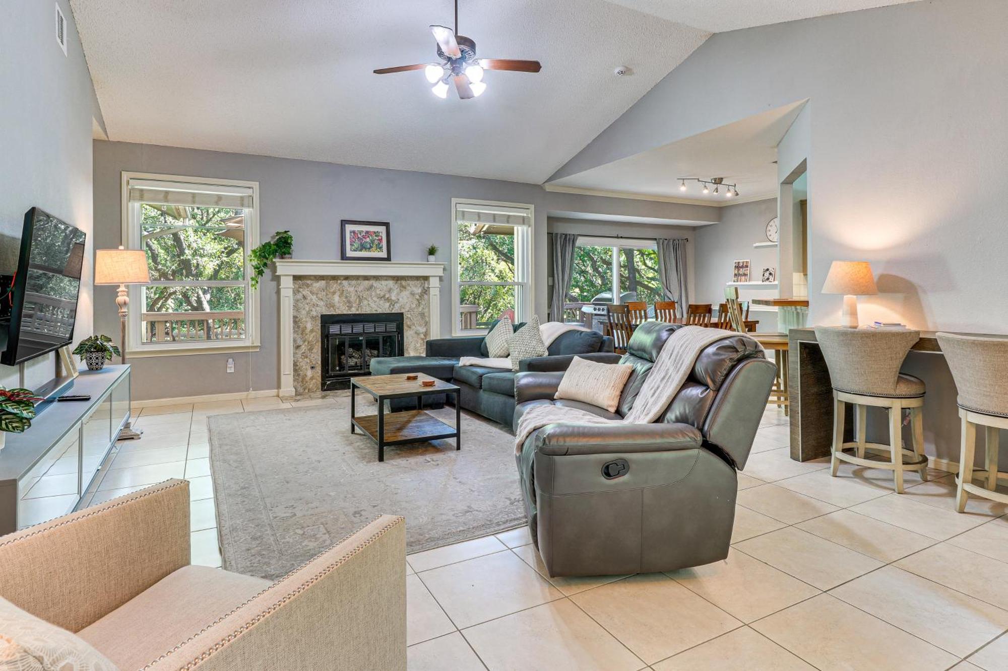 Lovely With Deck And Greenbelt Access!