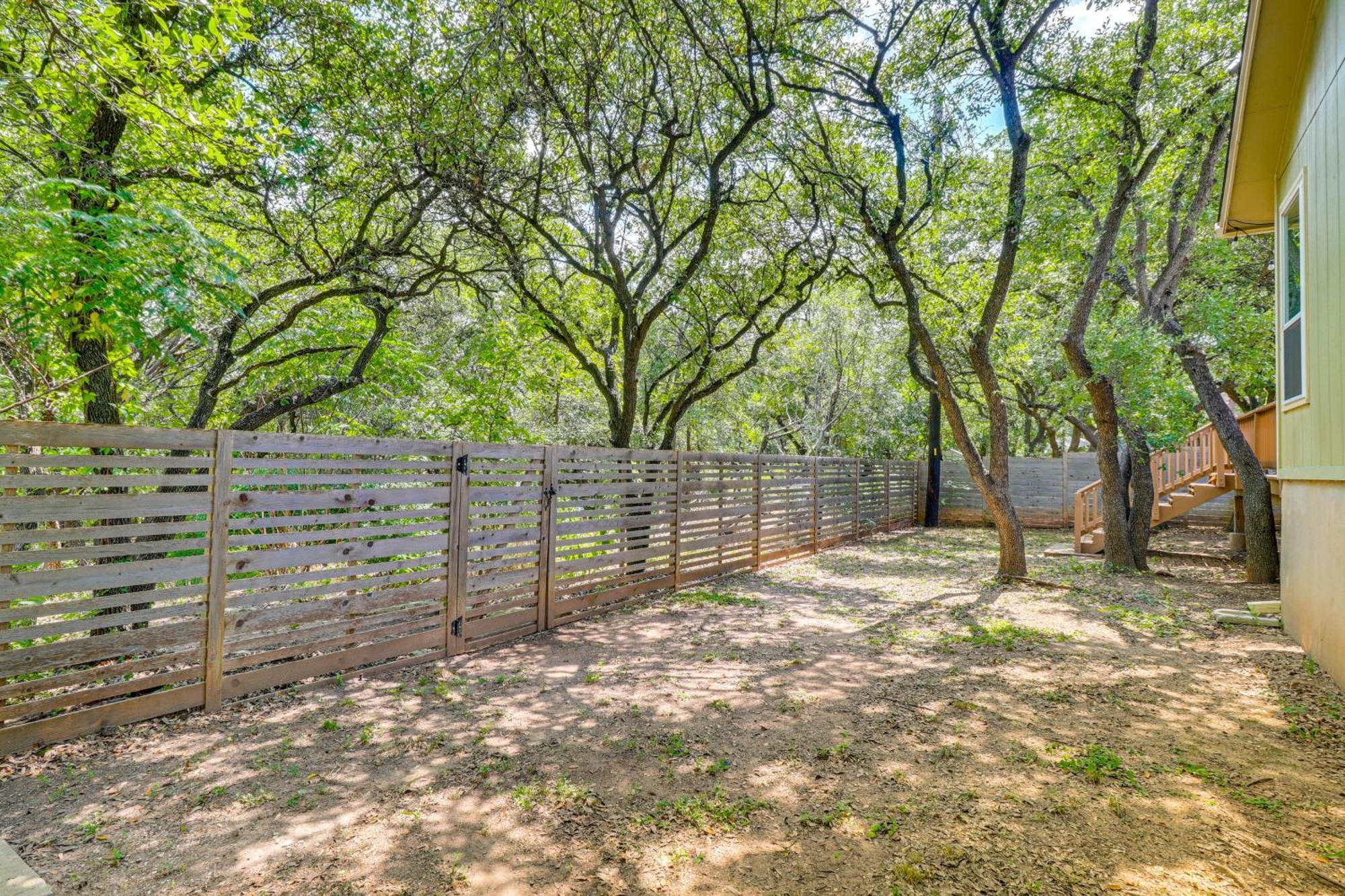 Lovely With Deck And Greenbelt Access! Holiday home *