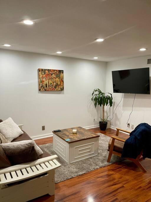 1 Bdrm Poolside Garden Apartment *