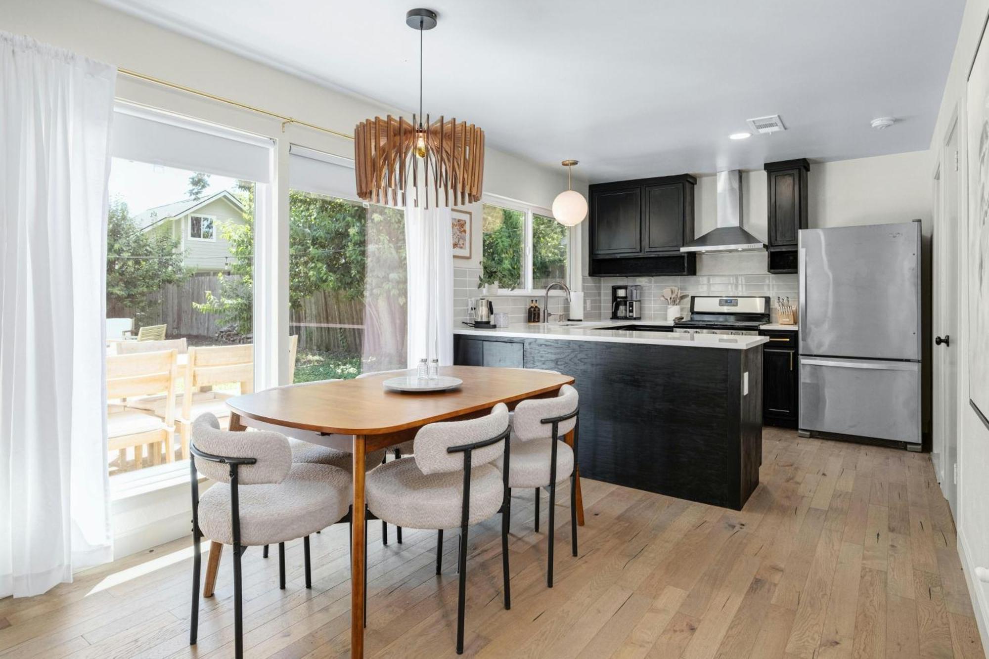 Oasis Zilker, Downtown, Pool, 3 Bedroom Holiday home