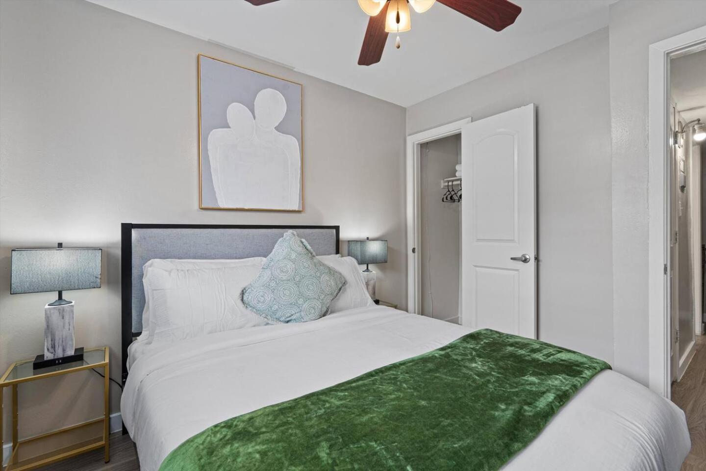 Apartment Mins 2 Dwntown - Private - Nestled Pad