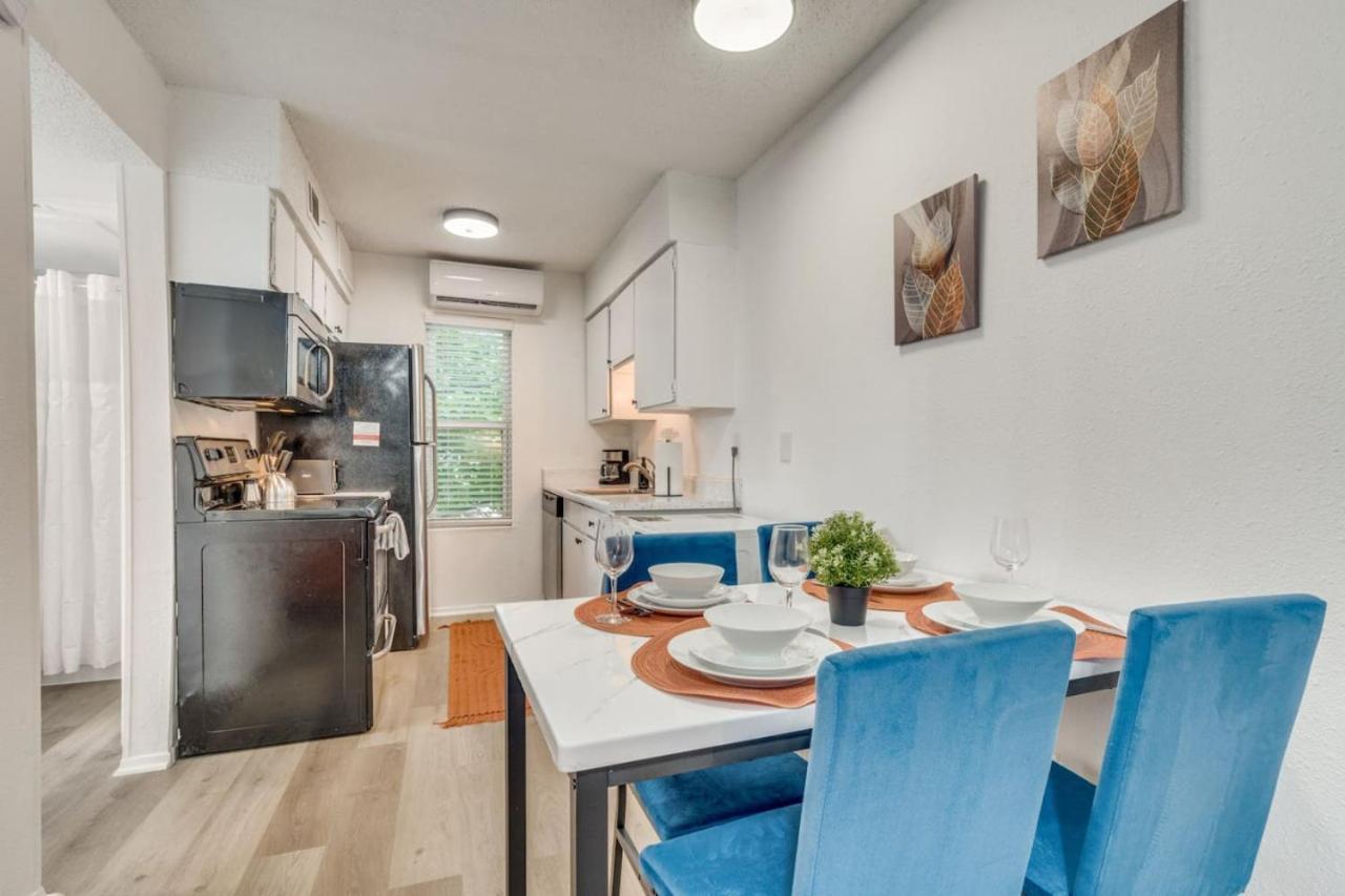 Beautiful Sleeps 4 10min To Downtown Apartment
