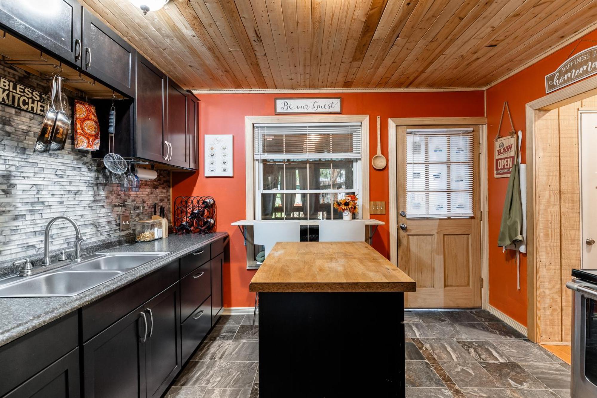 Charming With Patios Fireplace And Bbq Area *
