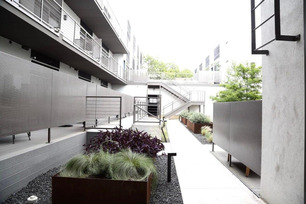 Downtown Luxury Condo: Urban Retreat With On-site Dining Apartment *