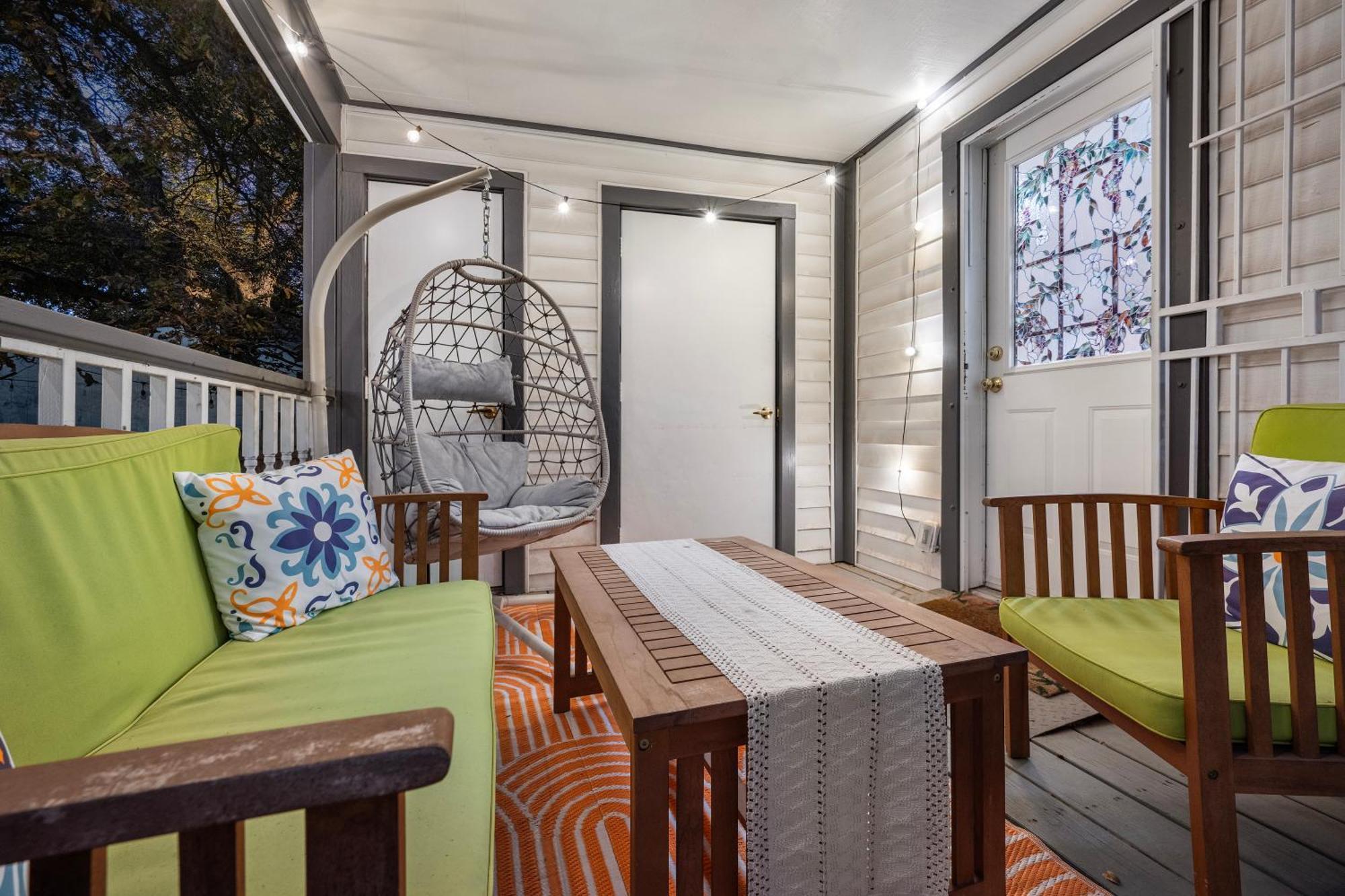 Stylish, Artsy Eastside Holiday home