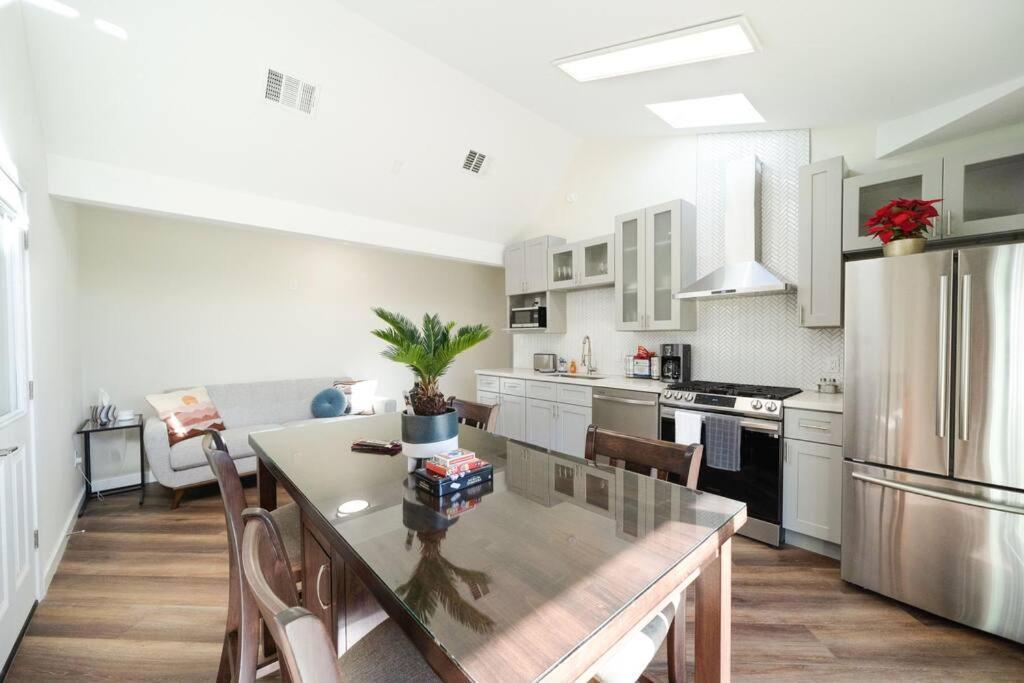 Downtown 4-bedroom Gem Holiday home