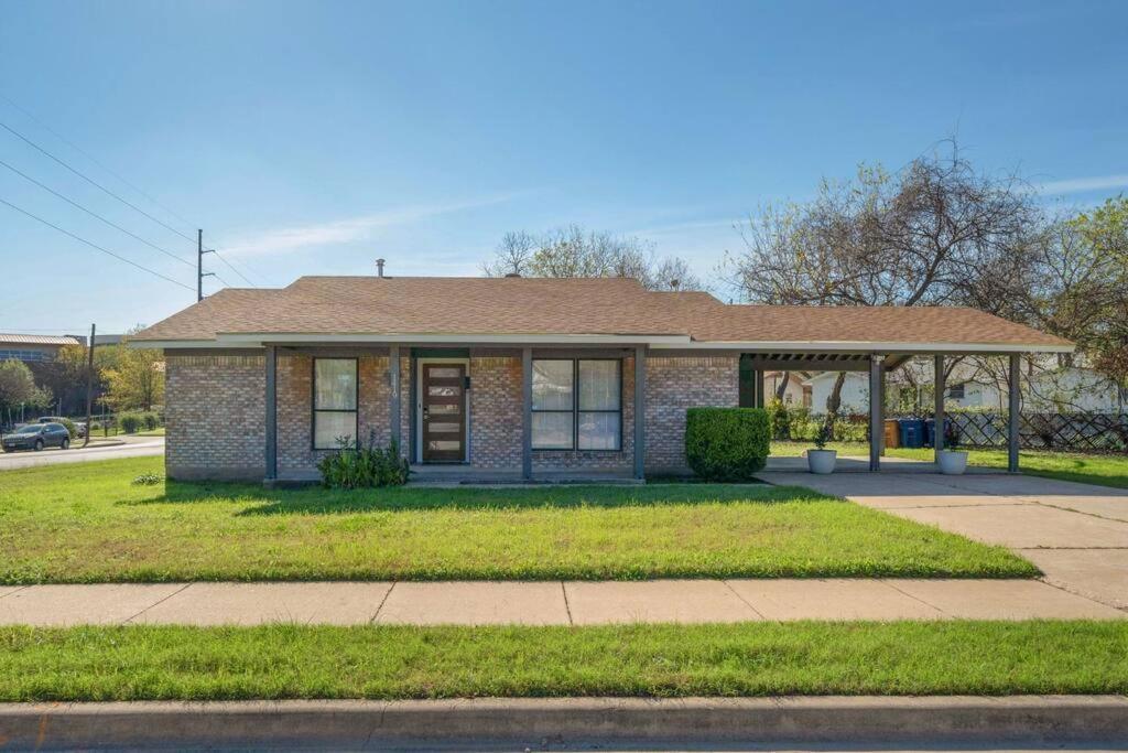 Downtown 4-bedroom Gem Holiday home