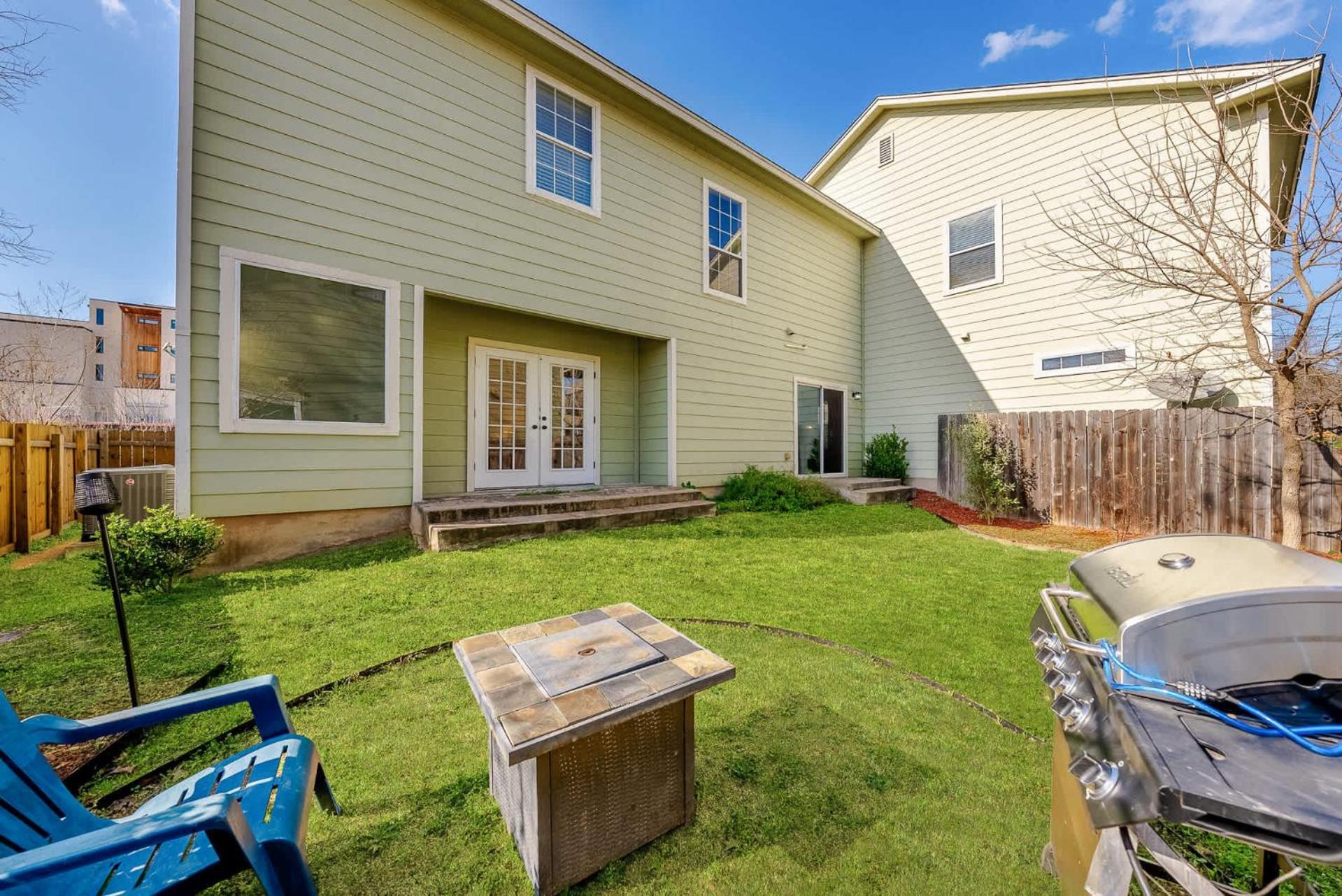 Cozy 8br Family With Backyard Austin