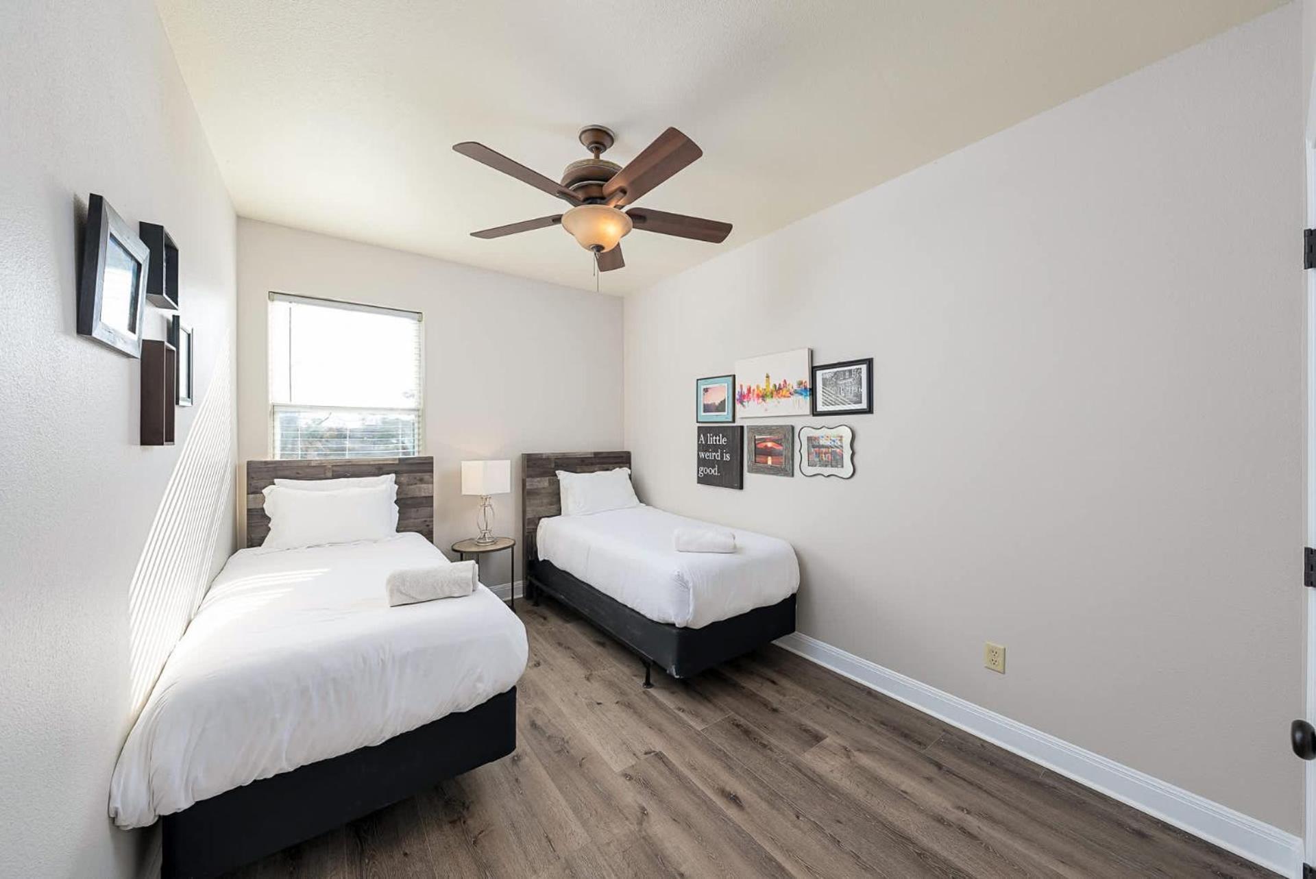 Cozy 8br Family With Backyard Austin