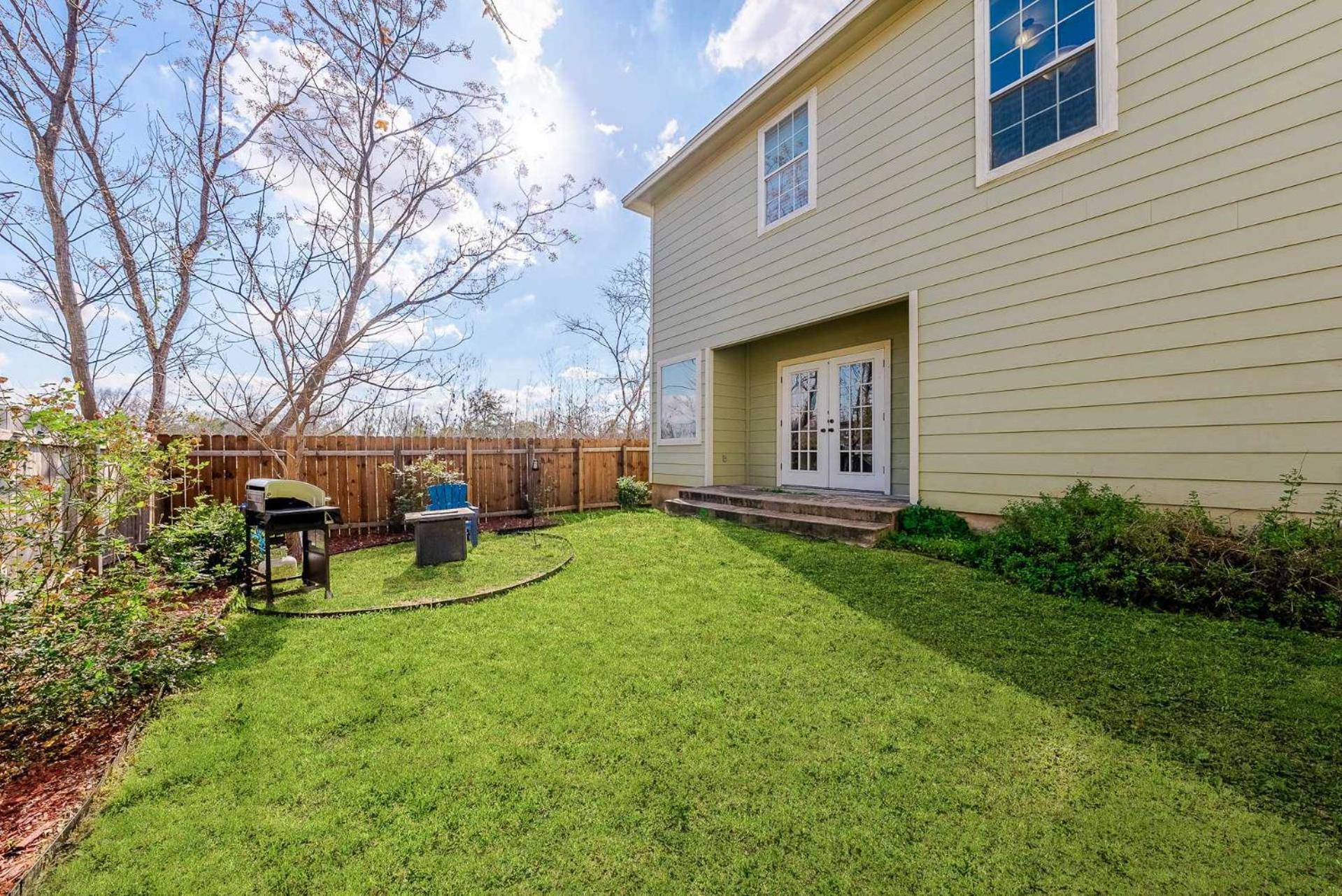 Cozy 8br Family With Backyard