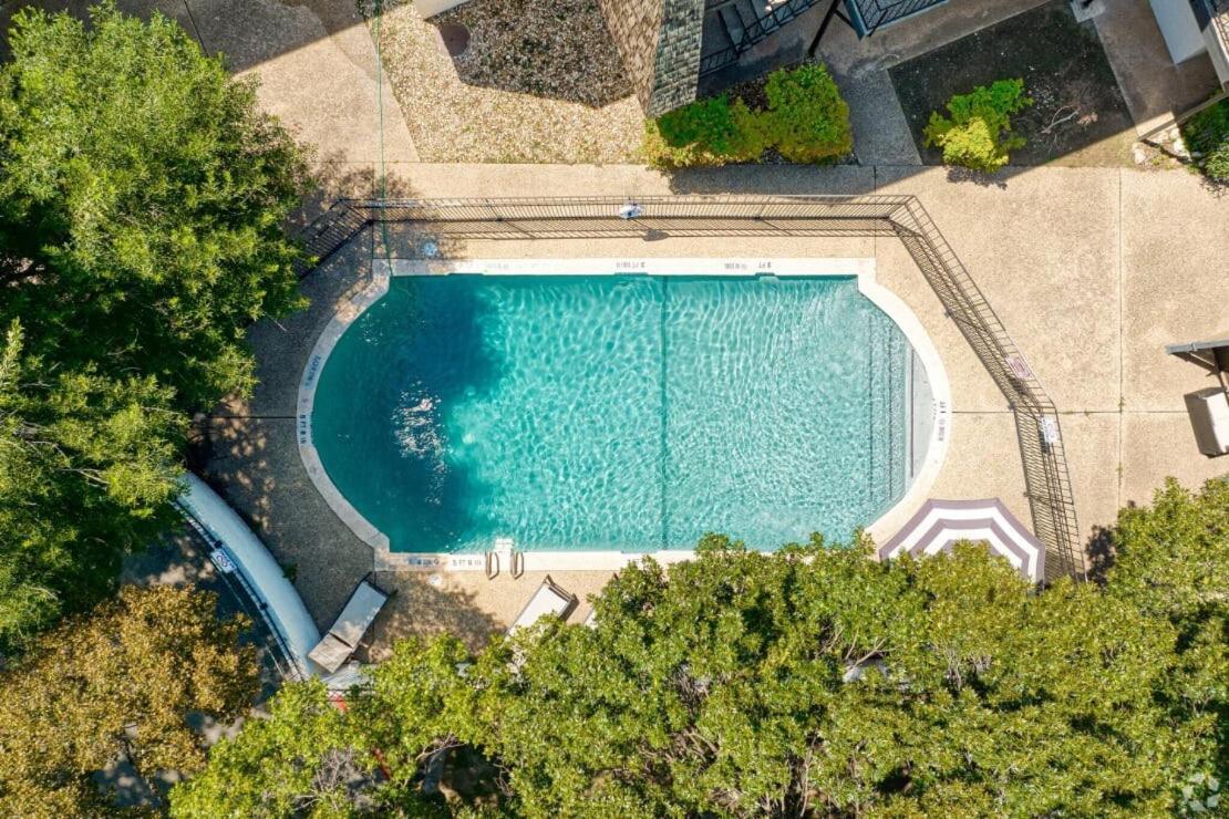 Your Airy King Getaway - Sleeps 4 - Pool, Prkg