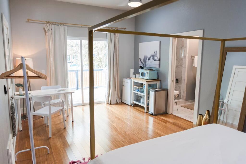 Cute With King Bed - Prime Location *