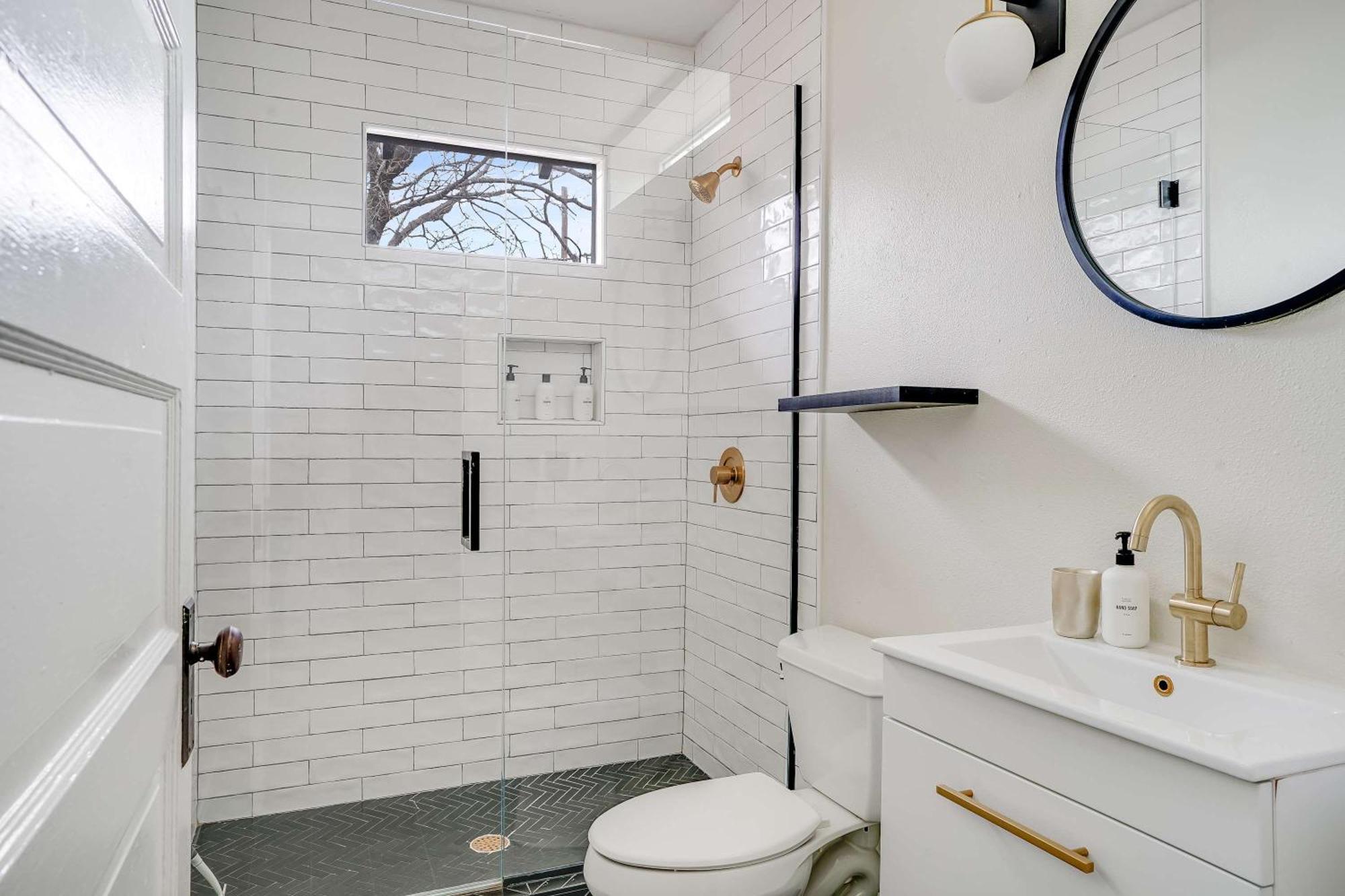 2br - Private Yard And Walkable East Austin