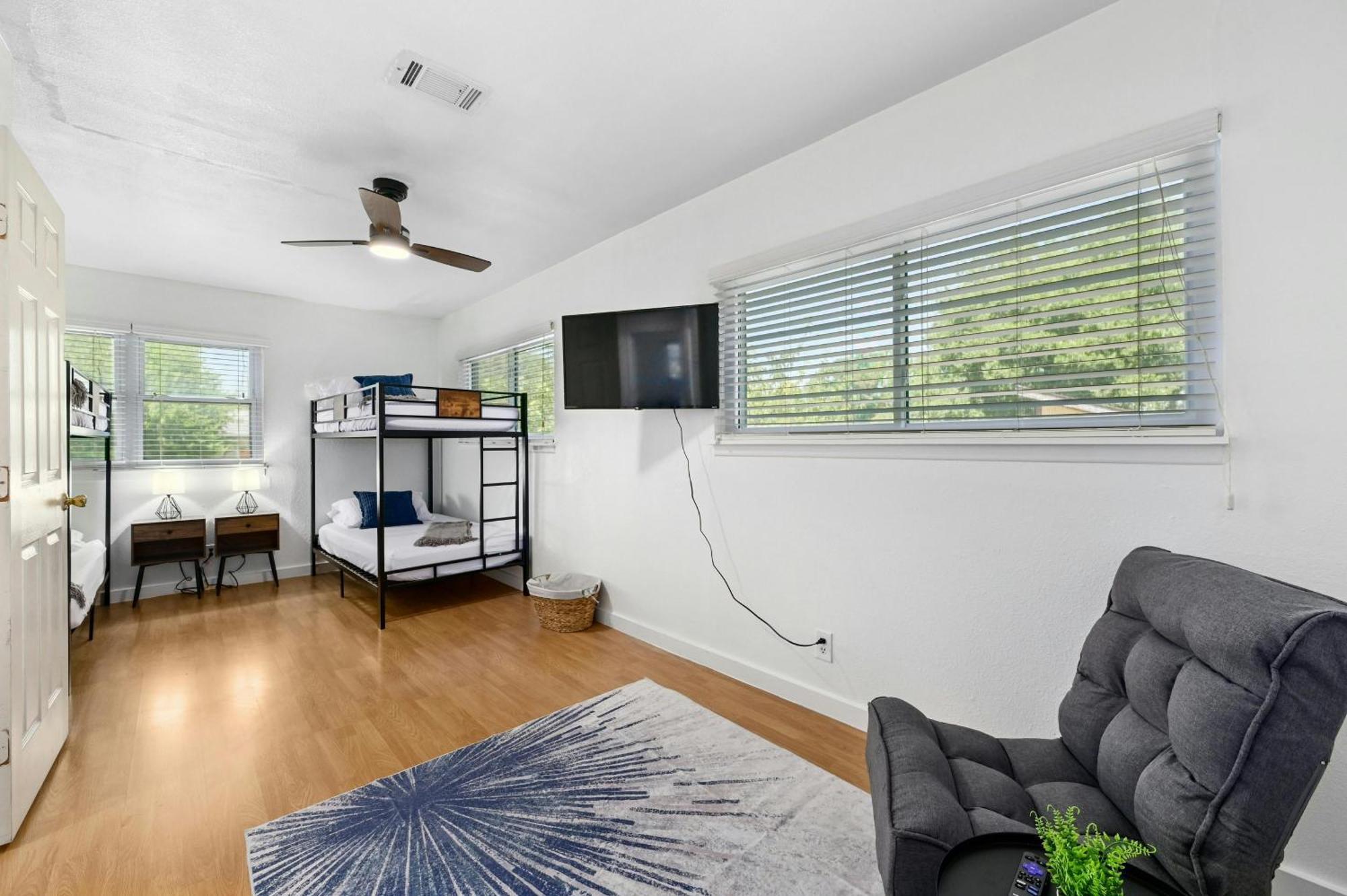 Luxury 5 Bd - 5 Mins Downtown Holiday home *