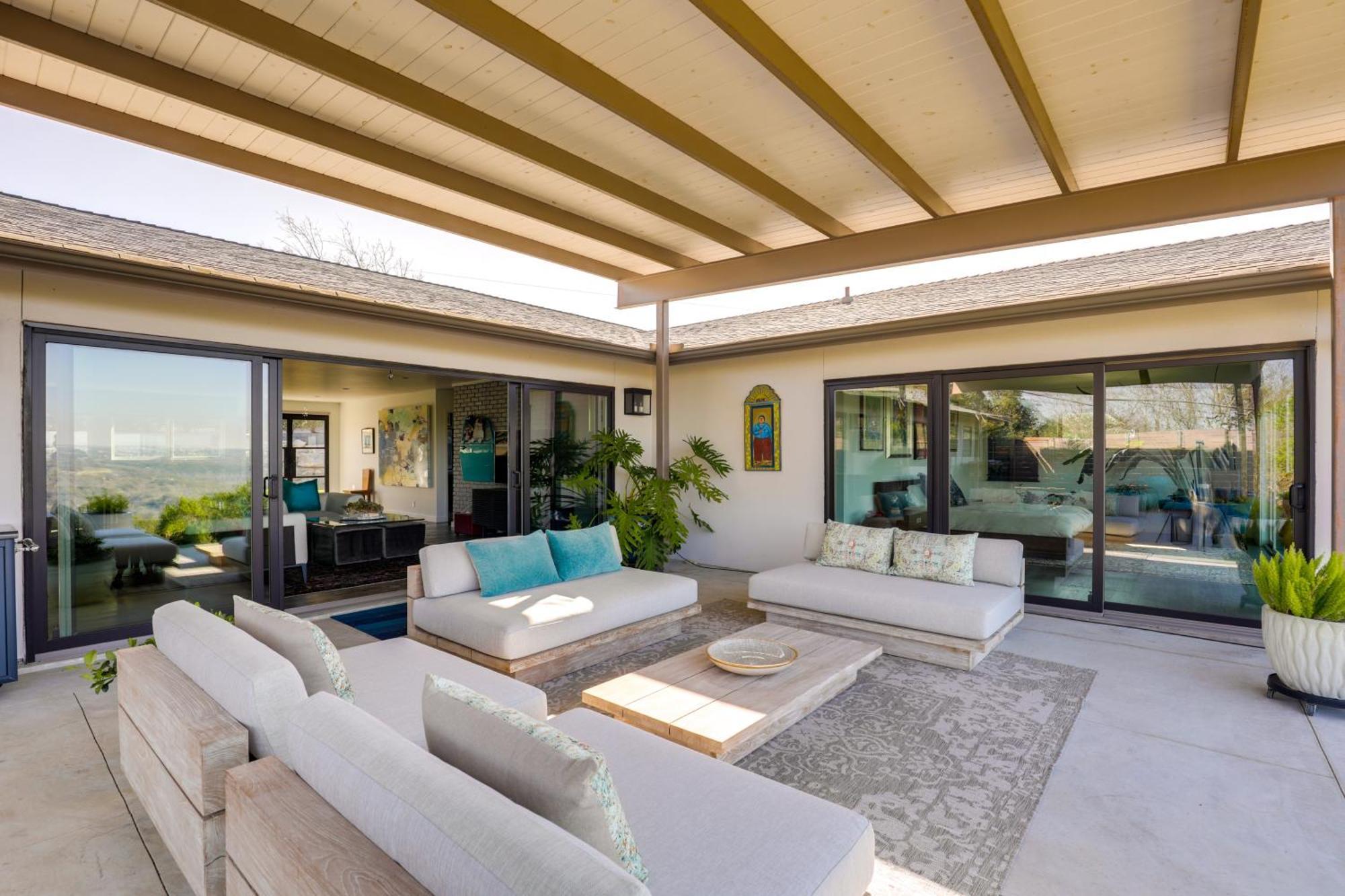 Holiday home Luxe Mid-century With Canyon Views *
