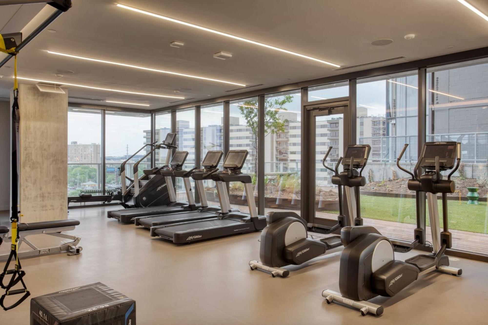 Sleeps 40 12 In New High Rise W Rooftop Pool Gym Yoga