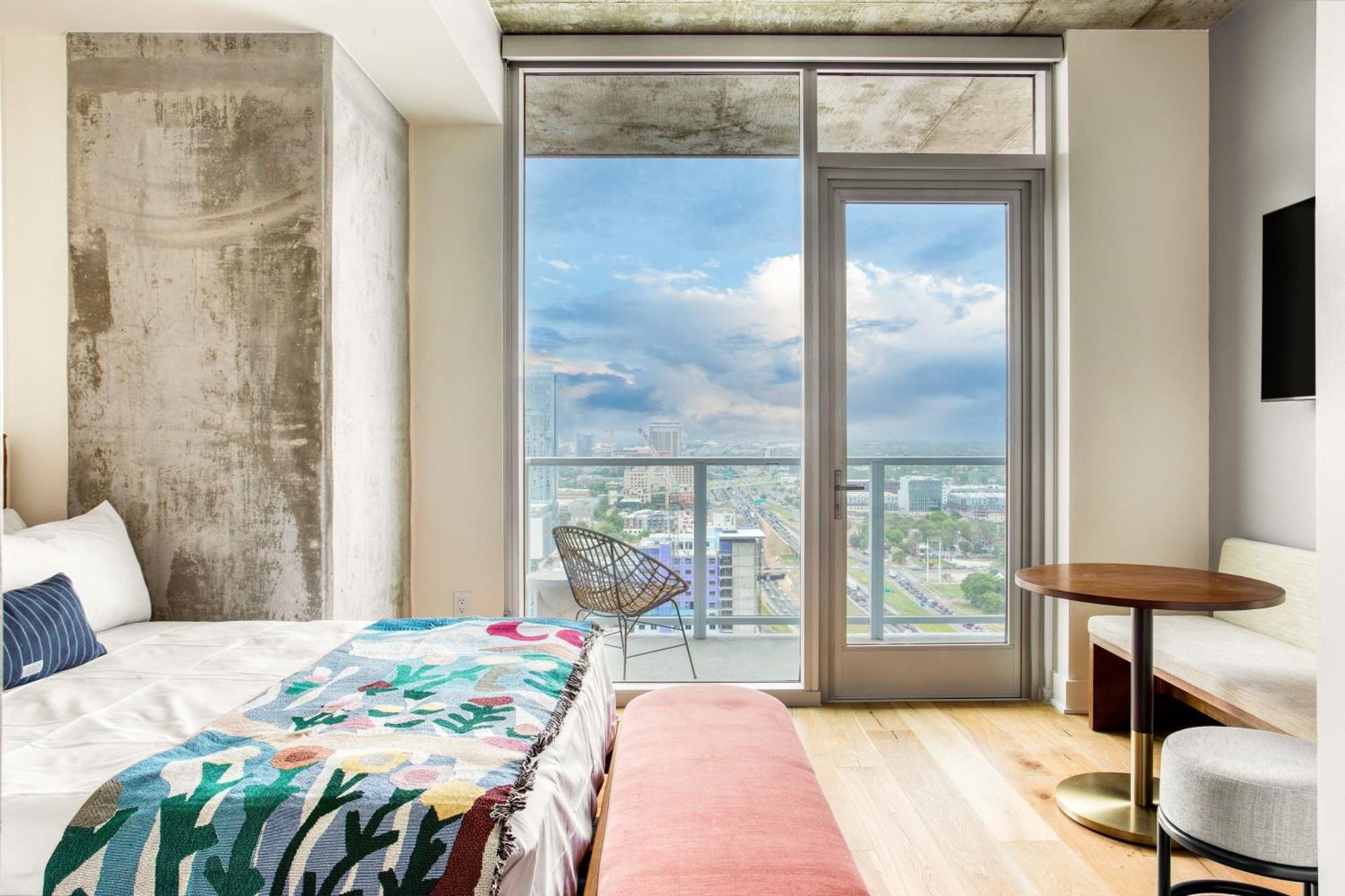 Sleeps 40 12 In New High Rise W Rooftop Pool Gym Yoga Austin