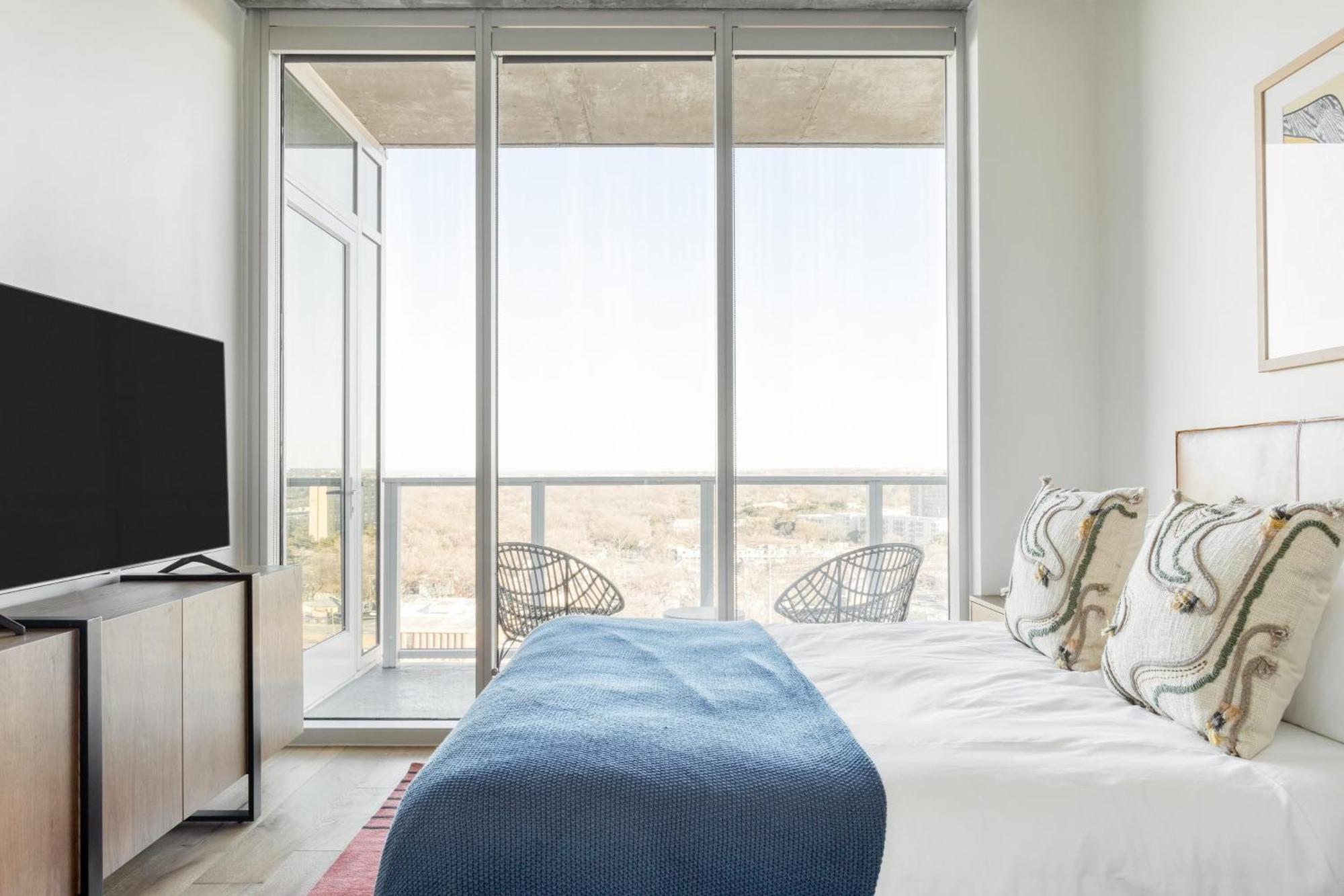 Sleeps 40 12 In New High Rise W Rooftop Pool Gym Yoga