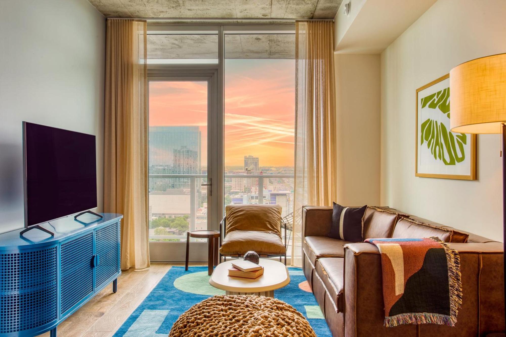 Sleeps 40 12 In New High Rise W Rooftop Pool Gym Yoga Holiday home *
