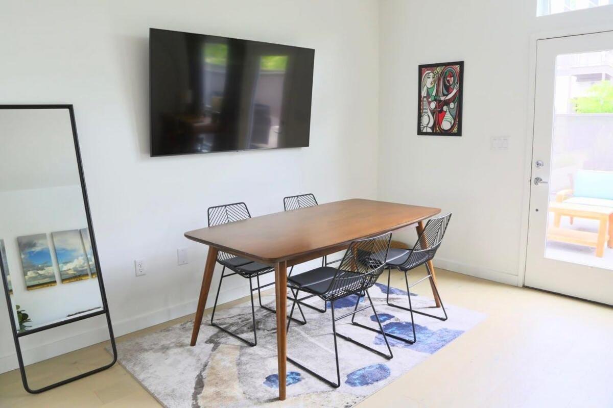 Downtown Luxury Condo: Urban Retreat With On-site Dining Austin
