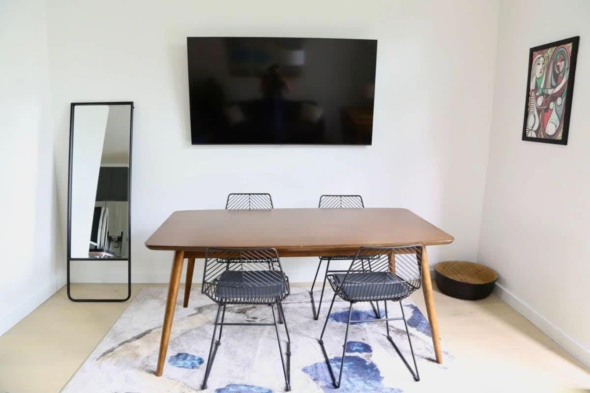 Downtown Luxury Condo: Urban Retreat With On-site Dining