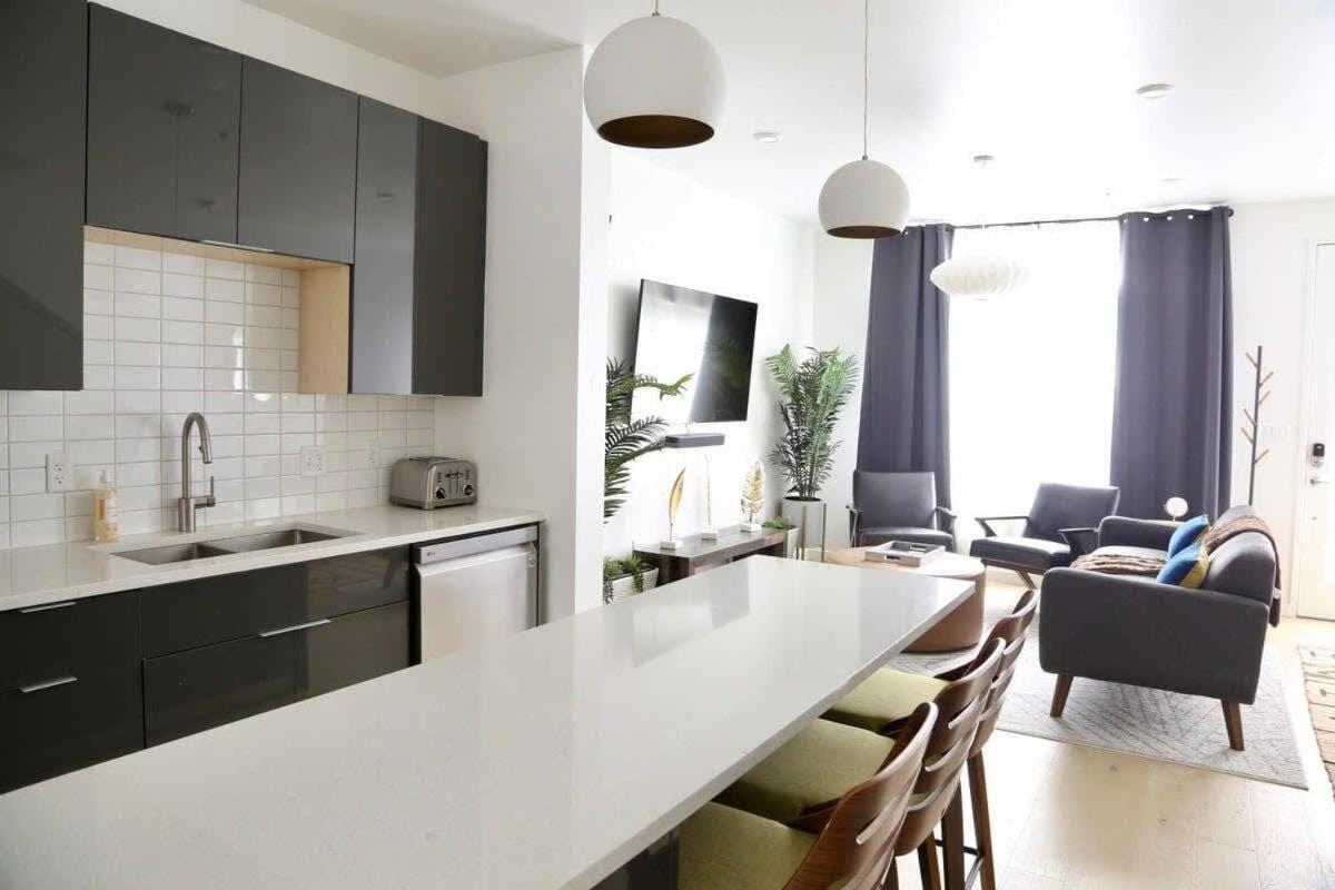 Apartment Downtown Luxury Condo: Urban Retreat With On-site Dining